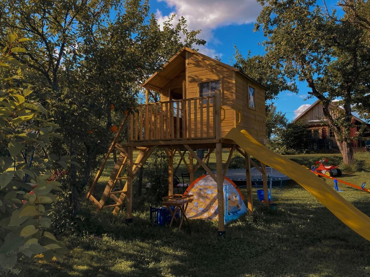 Starp Debesim Un Zemi Guest House Krāslava Екстериор снимка