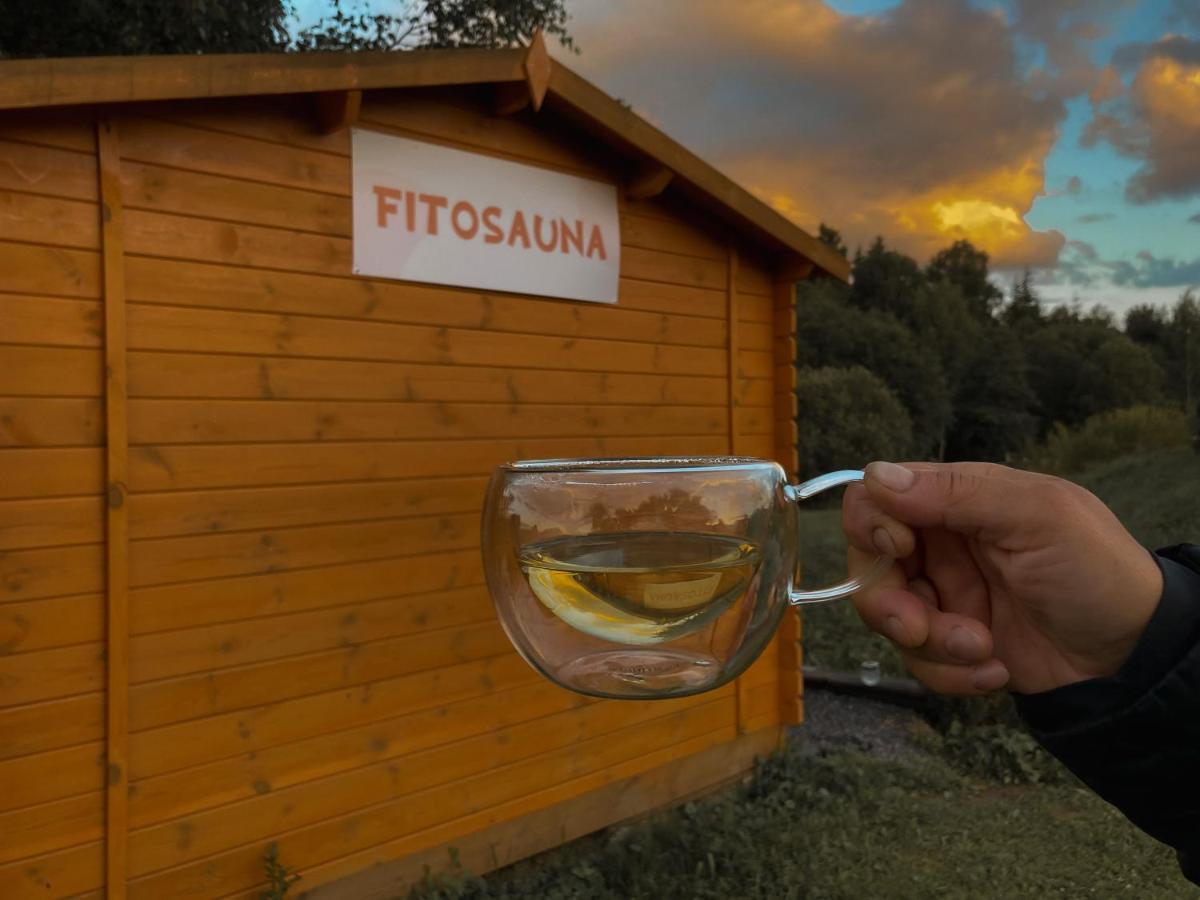 Starp Debesim Un Zemi Guest House Krāslava Екстериор снимка